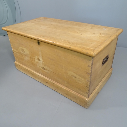 2289 - A large pine blanket box. 105x54x56cm