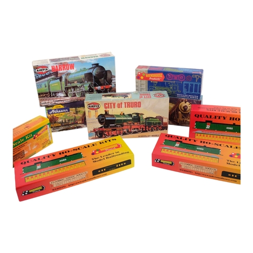 113 - A group of HO scale and other miniature train model kits, including sets by Roundhouse Products, Air... 