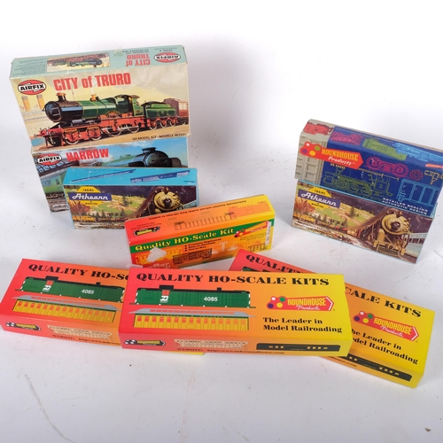 113 - A group of HO scale and other miniature train model kits, including sets by Roundhouse Products, Air... 