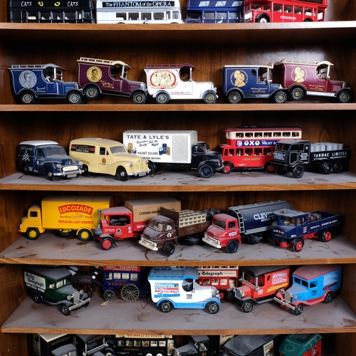 72 - A quantity of loose diecast vehicles, many by Lledo, Vanguards, Oxford Diecast, Days Gone, etc, in a... 