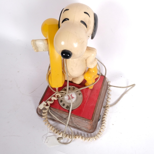 73 - SNOOPY - a 1980s Vintage Snoopy character telephone, H35cm