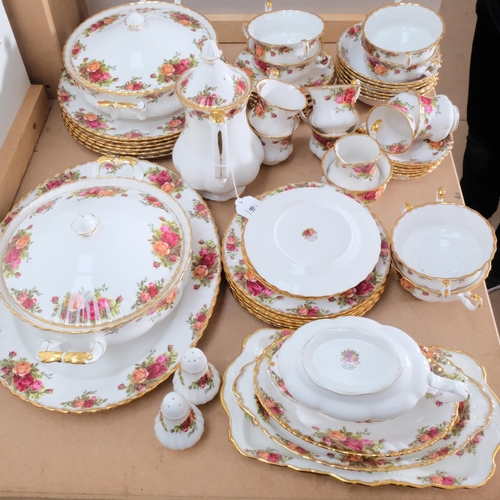 498 - Royal Albert Old Country Roses dinner service, including 2 vegetable tureens, sauce boat and stand, ... 