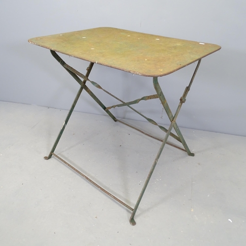 2700 - A green-painted folding metal garden table. 81x72x60cm