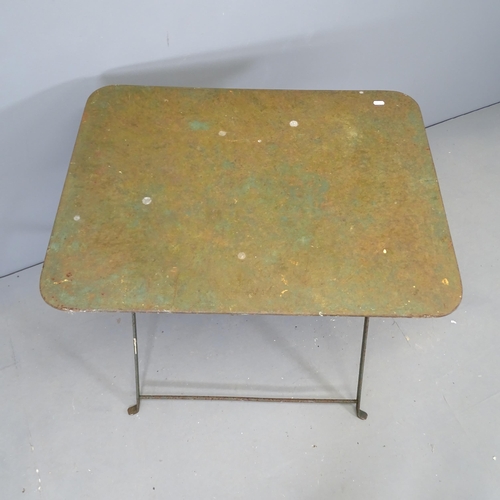 2700 - A green-painted folding metal garden table. 81x72x60cm