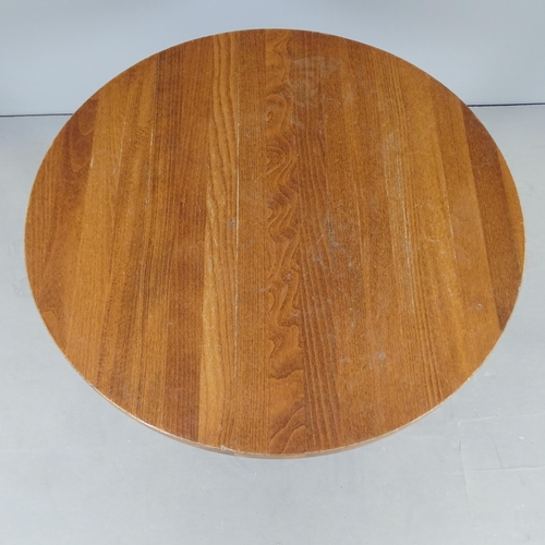 2704 - An oak circular-top pub table on painted cast iron base. 72x75cm.