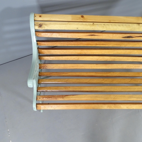 2708 - A pine slatted garden bench with painted cast iron ends. 124x71x56cm.