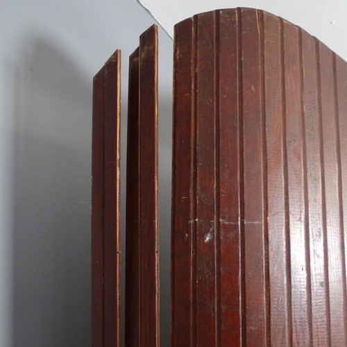 2711 - A tambour screen/room divider, 185x180cm