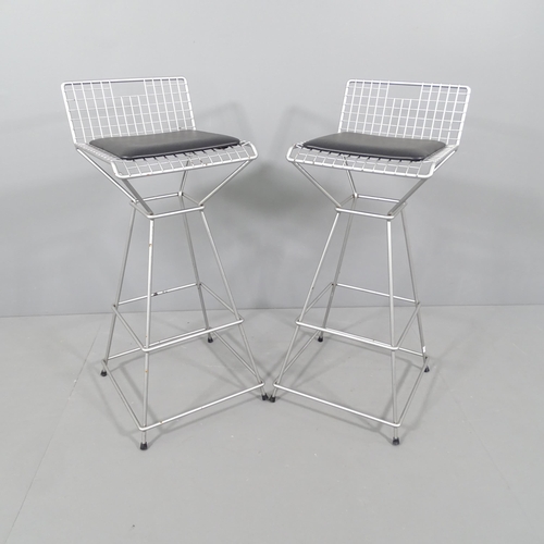 2031 - A pair of post-modern wire mesh barstools by Meshman. 1980s. Seat height 80cm.