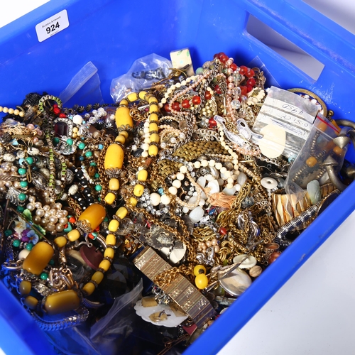 924 - A large quantity of mixed costume jewellery