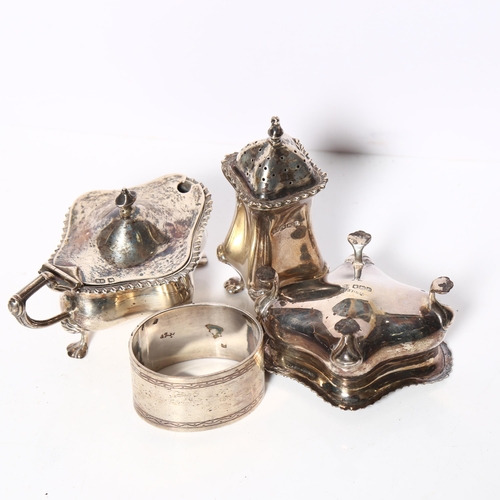 971 - A George V silver 3-piece cruet set, with cast gadrooned edge on paw feet, with blue glass liners, 7... 