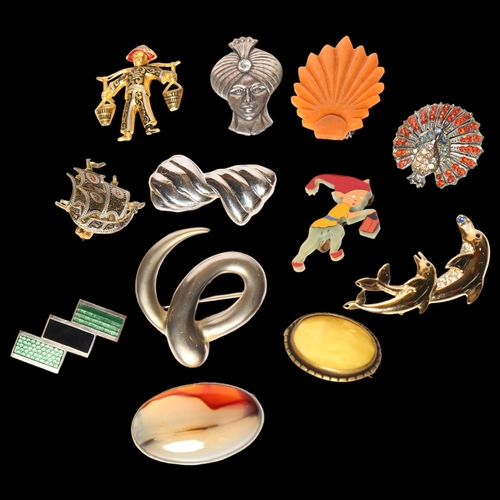 985 - A group of Vintage and other brooches, including a silver-mounted agate brooch, peacock, Art Deco st... 