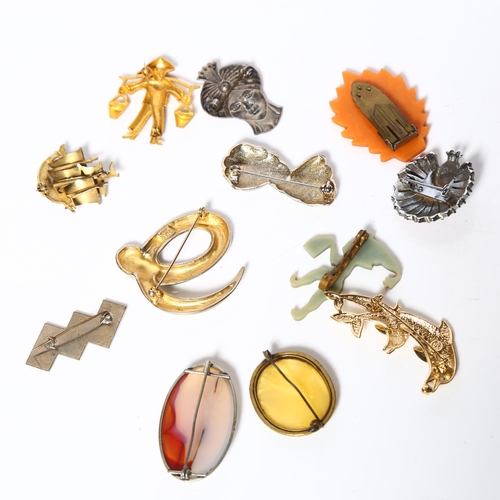 985 - A group of Vintage and other brooches, including a silver-mounted agate brooch, peacock, Art Deco st... 