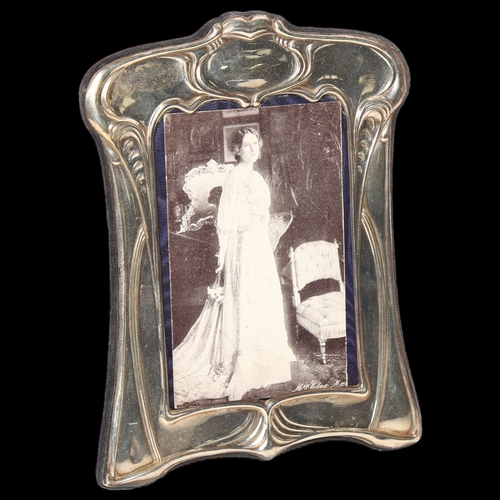 986 - An Elizabeth II silver-fronted strut photo frame, in Art Nouveau style, by Carr's, hallmarks Sheffie... 