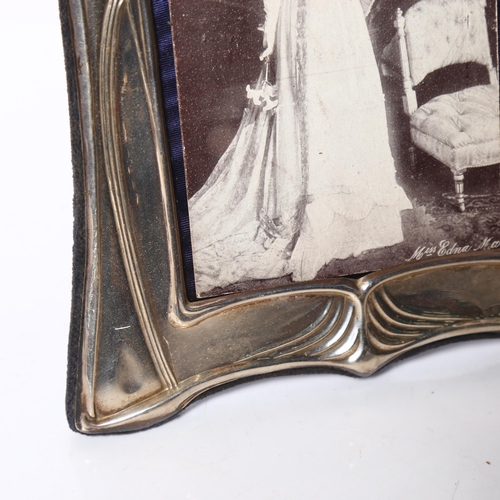 986 - An Elizabeth II silver-fronted strut photo frame, in Art Nouveau style, by Carr's, hallmarks Sheffie... 