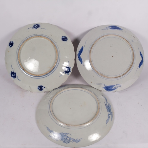 627 - A group of 3 Imari porcelain chargers, including 1 with scalloped rim, 41cm