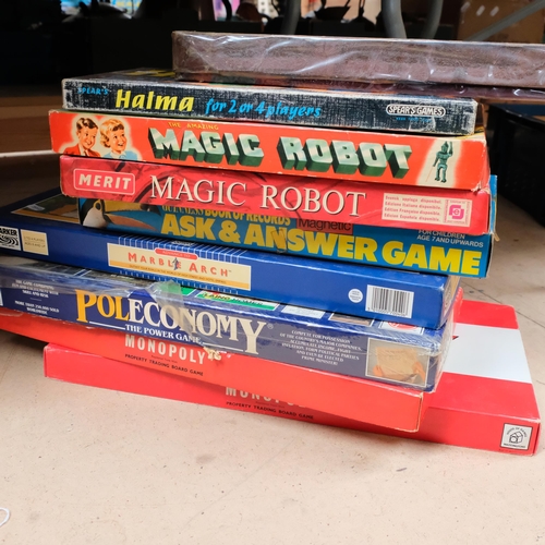 659 - Various Vintage games and puzzles, including magic robot