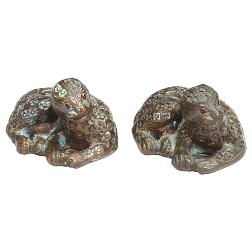 145 - MORRIS SINGER FOUNDRY LONDON - a pair of small patinated bronze sculptures of leopards, length 6cm, ... 