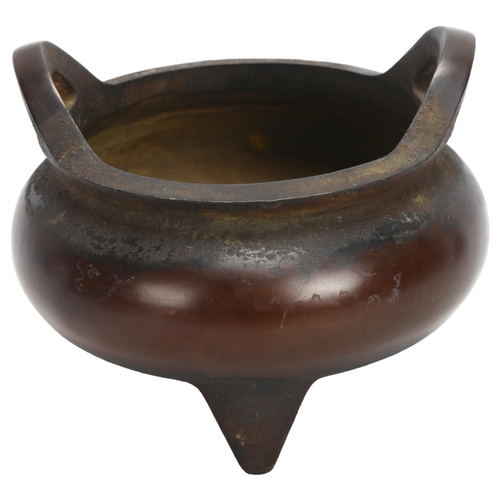 150 - A Chinese patinated bronze 2-handled incense burner on 3 feet, 4 character seal mark, diameter 18cm,... 