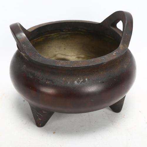 150 - A Chinese patinated bronze 2-handled incense burner on 3 feet, 4 character seal mark, diameter 18cm,... 