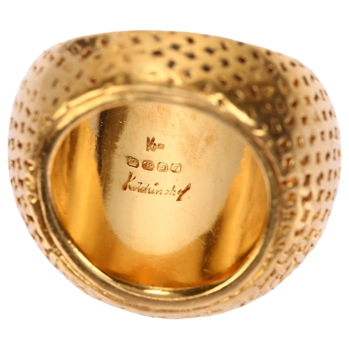 1100 - KUTCHINSKY - a mid-20th century 18ct gold bombe band ring, London 1961, basketweave decoration, sign... 