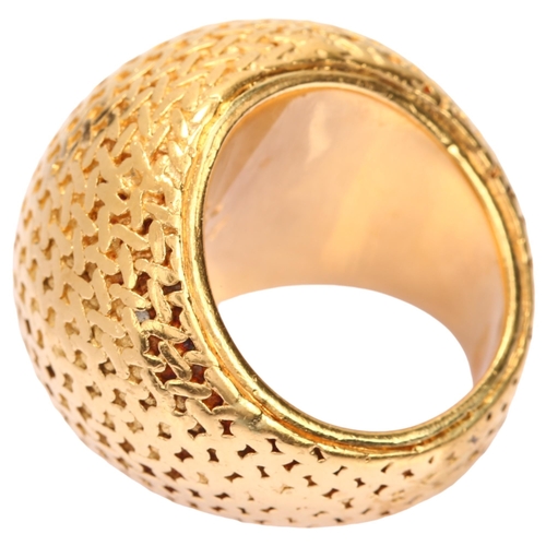 1100 - KUTCHINSKY - a mid-20th century 18ct gold bombe band ring, London 1961, basketweave decoration, sign... 