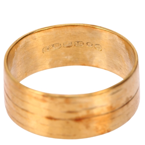 1180 - A mid-20th century 18ct gold wedding band ring, maker S&W, London 1967, ribbed decoration, band widt... 