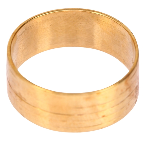 1180 - A mid-20th century 18ct gold wedding band ring, maker S&W, London 1967, ribbed decoration, band widt... 