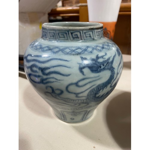 199 - A Chinese blue and white porcelain bowl, diameter 18cm, and a blue and white porcelain dragon design... 