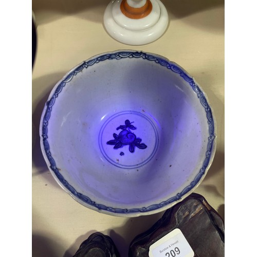 199 - A Chinese blue and white porcelain bowl, diameter 18cm, and a blue and white porcelain dragon design... 