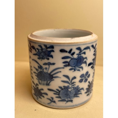 133 - A pair of Chinese blue and white porcelain cylindrical pots, with painted birds (1 lid missing), hei... 