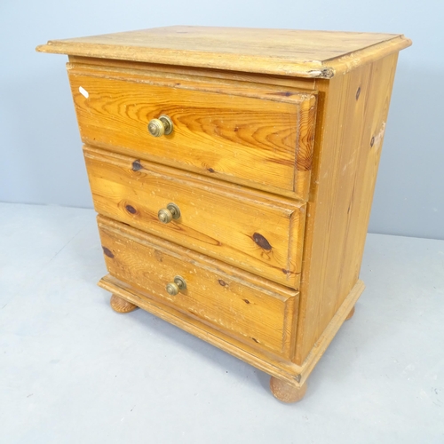 2570 - A small pine chest of 3 drawers. 59x68x40cm.