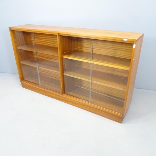 2575 - A mid-century teak 2 door bookcase with 4 adjustable shelves. 136x77x28cm.