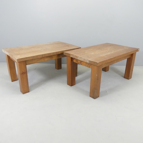 2587 - A pair of pine low coffee tables. 100x51x60cm.