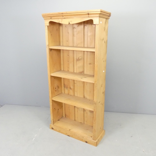 2618 - A modern pine open bookcase, with three fixed shelves and reeded decoration. 67x138x26cm.