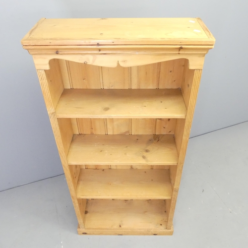 2618 - A modern pine open bookcase, with three fixed shelves and reeded decoration. 67x138x26cm.