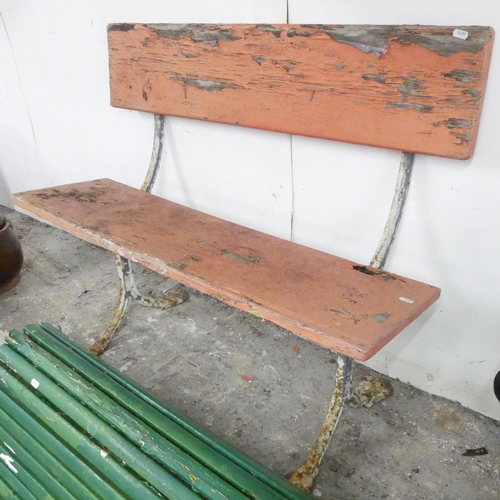 2676 - A vintage painted wooden garden bench on metal frame. 102x83x43cm.