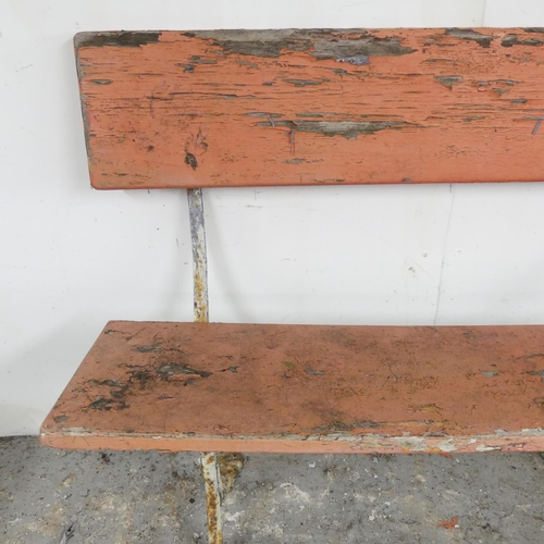 2676 - A vintage painted wooden garden bench on metal frame. 102x83x43cm.