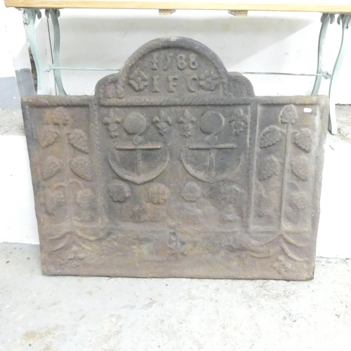 2685 - An antique cast iron fireback, dated 1588 (?), with anchor decoration. 104x87x6cm.