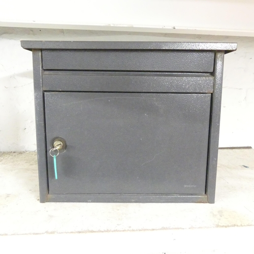 2689 - A modern metal letter box. 42x36x18cm. With key.