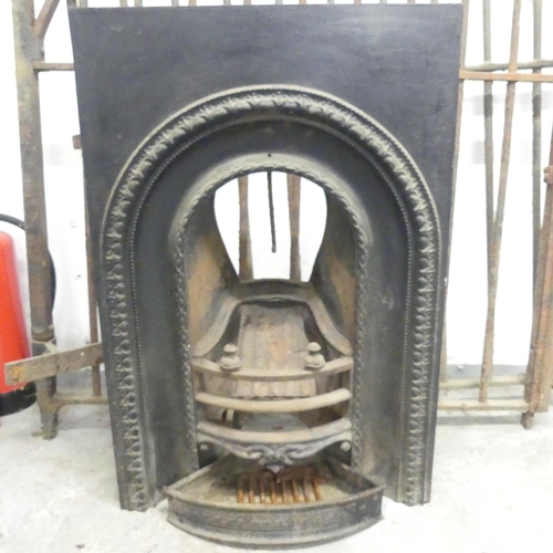 2695 - An antique cast iron fireplace. 62x91x36cm.