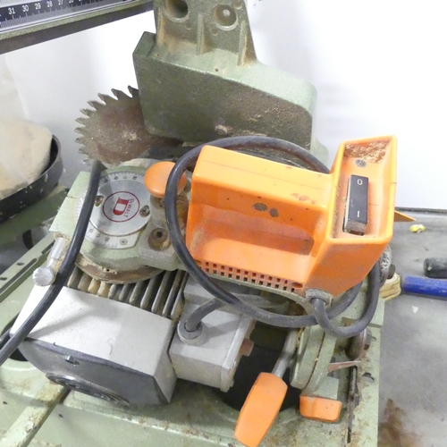 2703 - A De Walt Powershop DW1251 radial arm saw. 83x56x54cm.