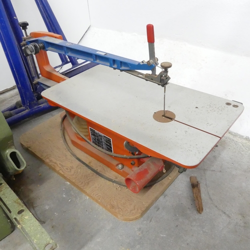 2704 - A HEGNER multicut 2s scrollsaw / fret saw. 62x38x36cm.