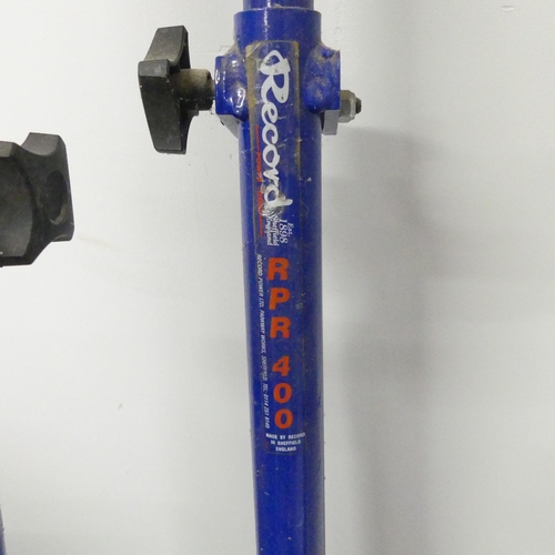 2705 - A pair of Record RPR 400 roller stands. Folded length, 100cm.