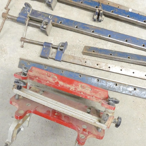 2706 - A quantity of sash clamps and a jig. 11pcs.  Longest 125cm.