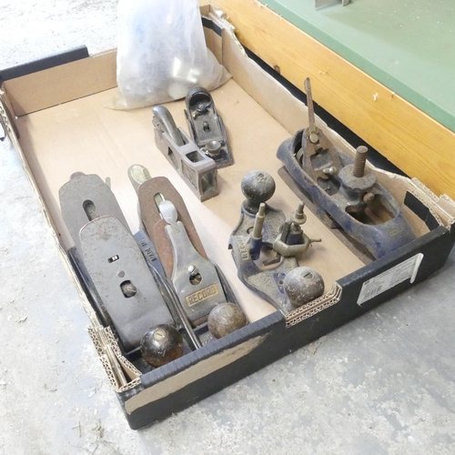 2709 - A box of woodworking planes and accessories including Record and Stanley.