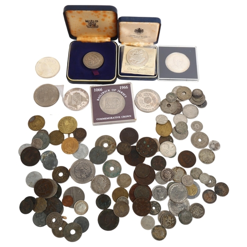 118 - A tray of mixed worldwide coins, including the Republic of Seychelles 10 rupee etc