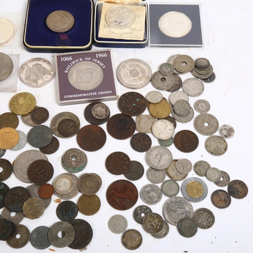 118 - A tray of mixed worldwide coins, including the Republic of Seychelles 10 rupee etc