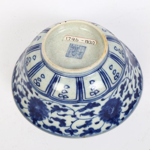 174 - A Chinese blue and white porcelain bowl with painted decoration, 18th/19th century, diameter 17cm