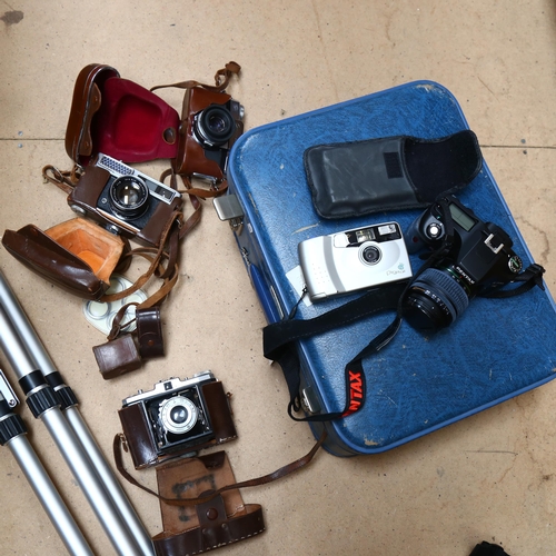 272 - A quantity of Vintage cameras and equipment, including a Pentax K200, in associated carry case with ... 