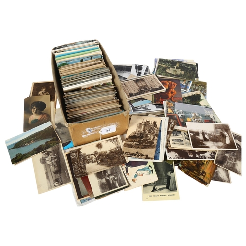 89 - A quantity of various postcards (boxful)